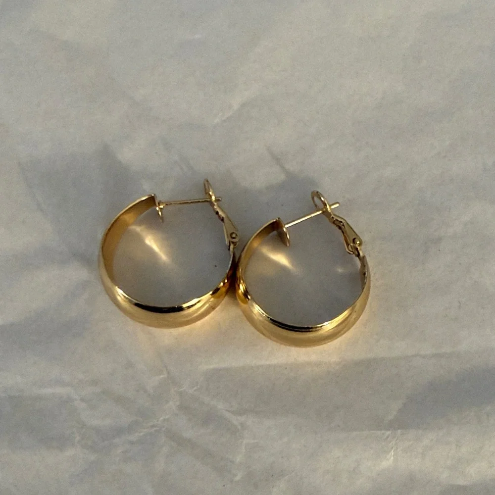 Elegant Costume Jewelry Gold Hoop Earrings Set - Picture 5 of 5